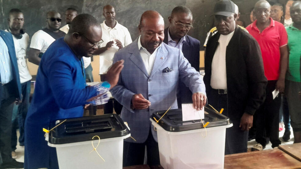 Le président renversé Ali Bongo dans un bureau de vote de Libreville, le 26 août 2023.