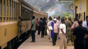 Le Transgabonais dans une gare en janvier 1987 au Gabon (Image d'archives)