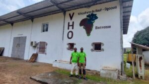 Vincent Mamfoumbi (à gauche) et Forty Ngambeke (à droite), deux ouvriers agricoles du vignoble du Haut-Ogooué.