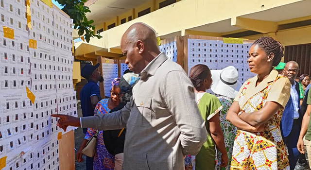 Gabon : Brice Clotaire Oligui Nguema retire sa carte d’électeur et appelle au vote | Gabonreview.com | Actualité du Gabon |