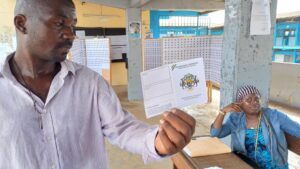 Présidentielle au Gabon: à Libreville, affluence timide dans des centres de retrait de cartes d’électeurs