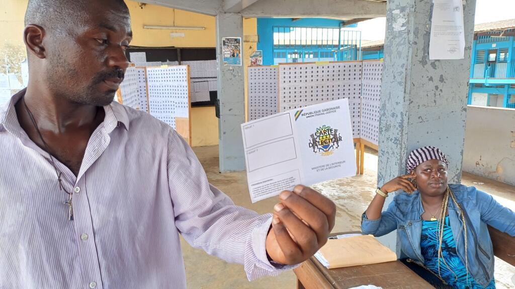 Présidentielle au Gabon: à Libreville, affluence timide dans des centres de retrait de cartes d’électeurs