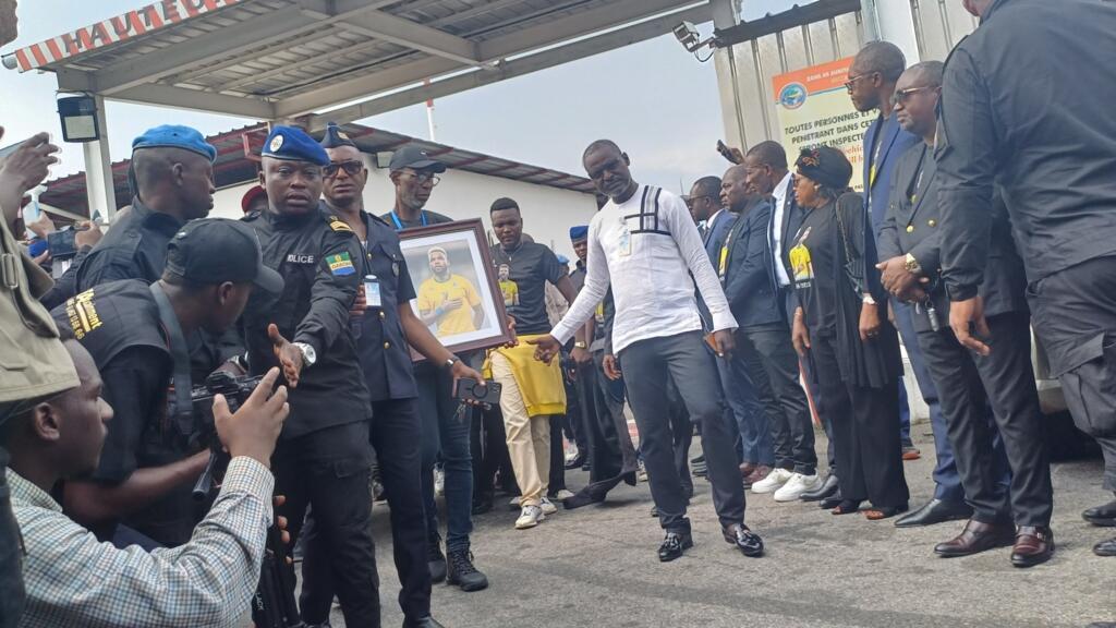 Gabon: la dépouille du footballeur Aaron Boupendza, mort en Chine, accueillie entre larmes et interrogations