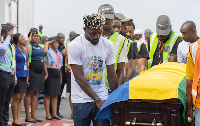 Hommage à Aaron Boupendza : une Nation en deuil accueille son héros | Gabonreview.com | Actualité du Gabon |