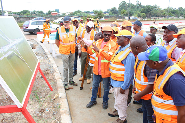 Inspection des chantiers routiers : Dans l’Estuaire, «la route avance», mais les attentes restent élevées | Gabonreview.com | Actualité du Gabon |