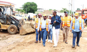 Grand Libreville : Edgard Moukoumbi à l'offensive pour relancer les chantiers routiers | Gabonreview.com | Actualité du Gabon |