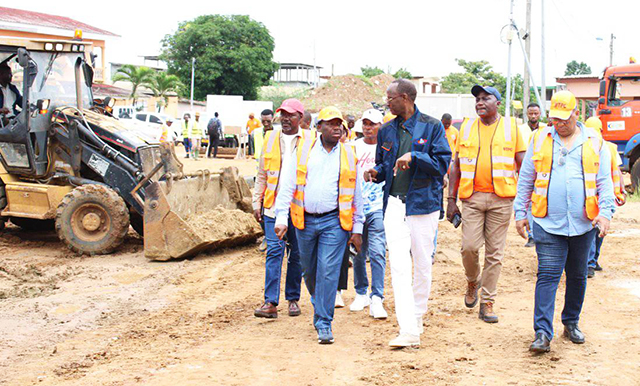 Grand Libreville : Edgard Moukoumbi à l'offensive pour relancer les chantiers routiers | Gabonreview.com | Actualité du Gabon |