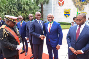 Dette intérieure : le chef de l’État décore les artisans du redressement financier | Gabonreview.com | Actualité du Gabon |