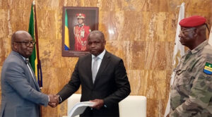 Libreville : Adrien Nguema Mba succède à Rapontchombo à la tête de l'hôtel de ville | Gabonreview.com | Actualité du Gabon |