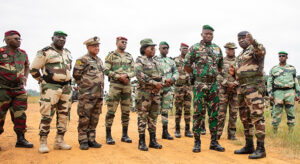 Le président Oligui Nguema supervise l’exercice militaire "Ukal Dimbu 2025" | Gabonreview.com | Actualité du Gabon |