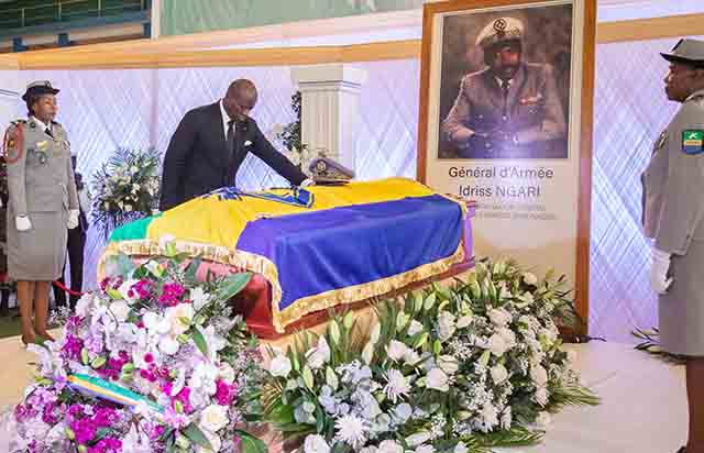 Oligui Nguema rend hommage au général Ngari, figure emblématique du Gabon | Gabonreview.com | Actualité du Gabon |