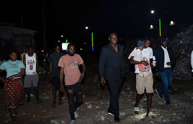 Déguerpissements à Libreville : Oligui Nguema, nuitamment sur les ruines avec les victimes | Gabonreview.com | Actualité du Gabon |