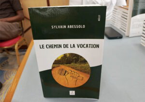 Littérature : «Le chemin de la vocation» de Sylvain Abessolo ou la radioscopie de l'univers médiatique gabonais | Gabonreview.com | Actualité du Gabon |