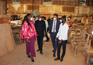 Initiative jeunesse autonome : Fabrice Mauriès et Barbera Isaac en immersion à la Maison du Meuble | Gabonreview.com | Actualité du Gabon |