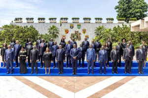 Le style vestimentaire des membres du gouvernement : quand le pagne disparaît… pour ne réapparaître qu’en période électorale | Gabonreview.com | Actualité du Gabon |