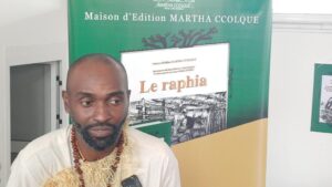 Gabon: un livre rend hommage au raphia, textile identitaire et culturel