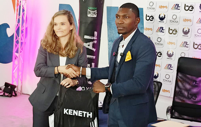 Keneth Collard signe un contrat semi-professionnel avec Mwana United : un nouvel espoir pour la boxe gabonaise | Gabonreview.com | Actualité du Gabon |