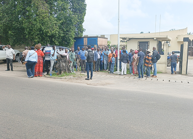 Satram-EGCA : des salariés exsangues assiègent le tribunal de Port-Gentil | Gabonreview.com | Actualité du Gabon |