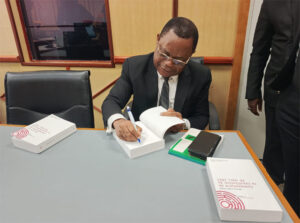 Au Palais Léon-Mba, Marcelin Mve Ebang dévoile son «Commentaire de la Constitution de 1991» | Gabonreview.com | Actualité du Gabon |