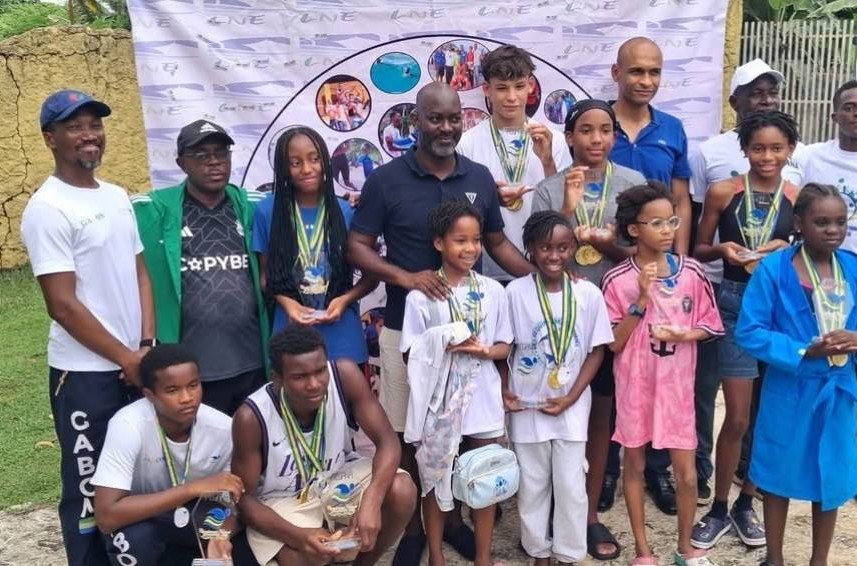 Championnat national de natation 2025 : les Requins de l’Estuaire sacrés champions du Gabon | Gabonreview.com | Actualité du Gabon |