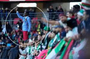 438 minutes debout, bras levé : l'incroyable odyssée de «Lumumba», icône malgré lui de la CAN 2025 | Gabonreview.com | Actualité du Gabon |