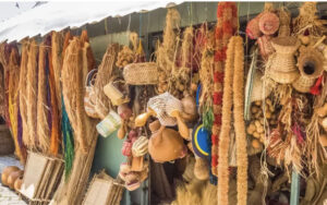 Artisanat : le ministère réaffirme la place centrale du raphia dans l'identité nationale | Gabonreview.com | Actualité du Gabon |