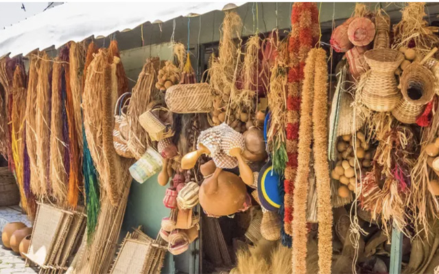 Artisanat : le ministère réaffirme la place centrale du raphia dans l'identité nationale | Gabonreview.com | Actualité du Gabon |