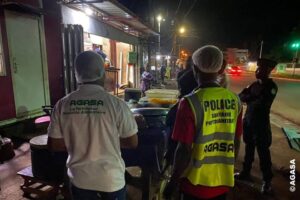 Moanda : opération nocturne coup de poing contre l’insalubrité dans la restauration de rue -