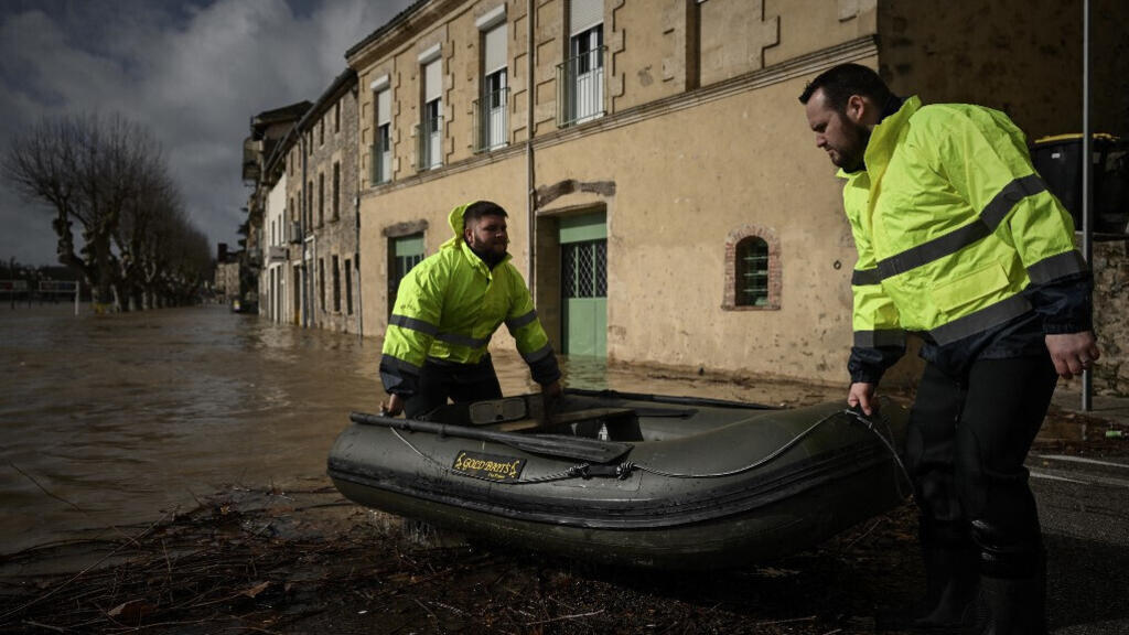 Le 12 février 2026, à La Réole (sud-ouest de la France), des secouristes transportent un bateau pneumatique après avoir évacué une habitante de son domicile. La tempête Nils provoque des inondations exceptionnelles le long de la Garonne, et les autorités maintiennent l'alerte rouge dans tout le département de la Gironde. Accompagnée de vents dépassant les 160 km/h, la tempête Nils a balayé plusieurs régions de France jeudi, causant la mort d'un chauffeur routier dans les Landes et d'importants dégâts.