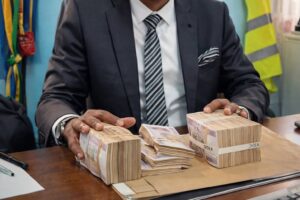 Gabon : le gouvernement plafonne salaires et jetons de présence dans les entreprises et organismes d’État | Gabonreview.com | Actualité du Gabon |
