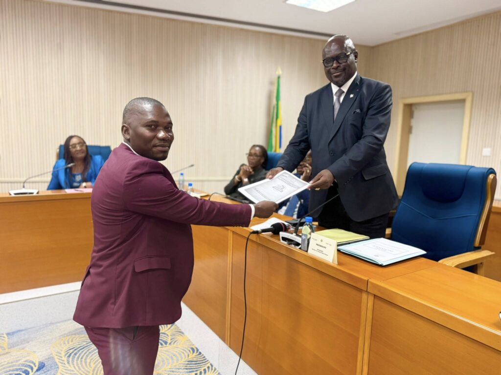 Grève des enseignants : l’Assemblée nationale ouvre la voie à une sortie de crise négociée | Gabonreview.com | Actualité du Gabon |