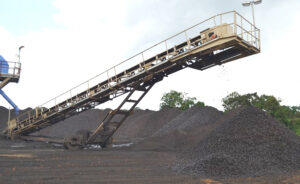 Pétrole en panne, manganèse en sursaut : l’extractif gabonais vacille | Gabonreview.com | Actualité du Gabon |